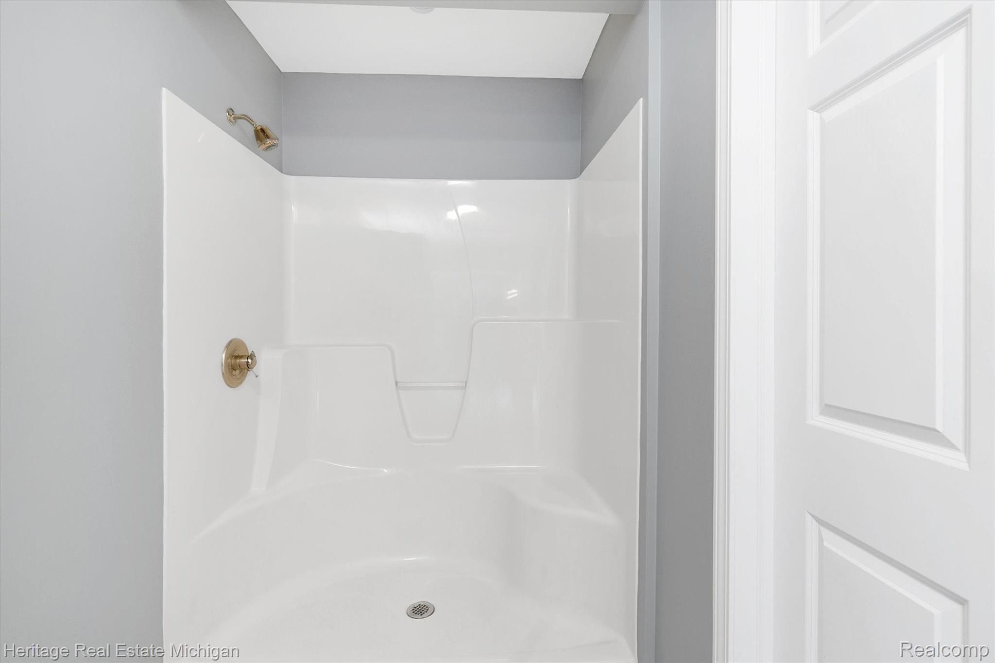 2730 Krouse Road Owosso, MI 48867 - Photo 17 of 45 Master full bath