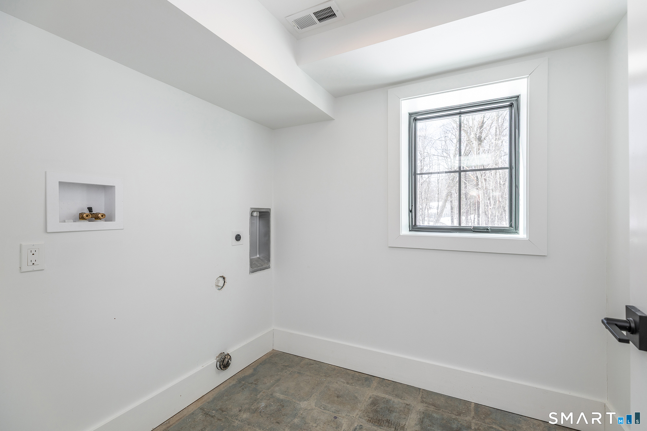 45 Chalybes Road Roxbury, CT 06783 - Photo 26 of 33 an empty room with a window