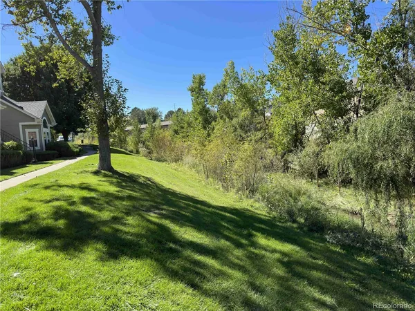 a view of yard with green space