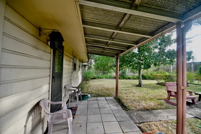 a view of a backyard