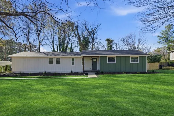 a view of a house with a yard