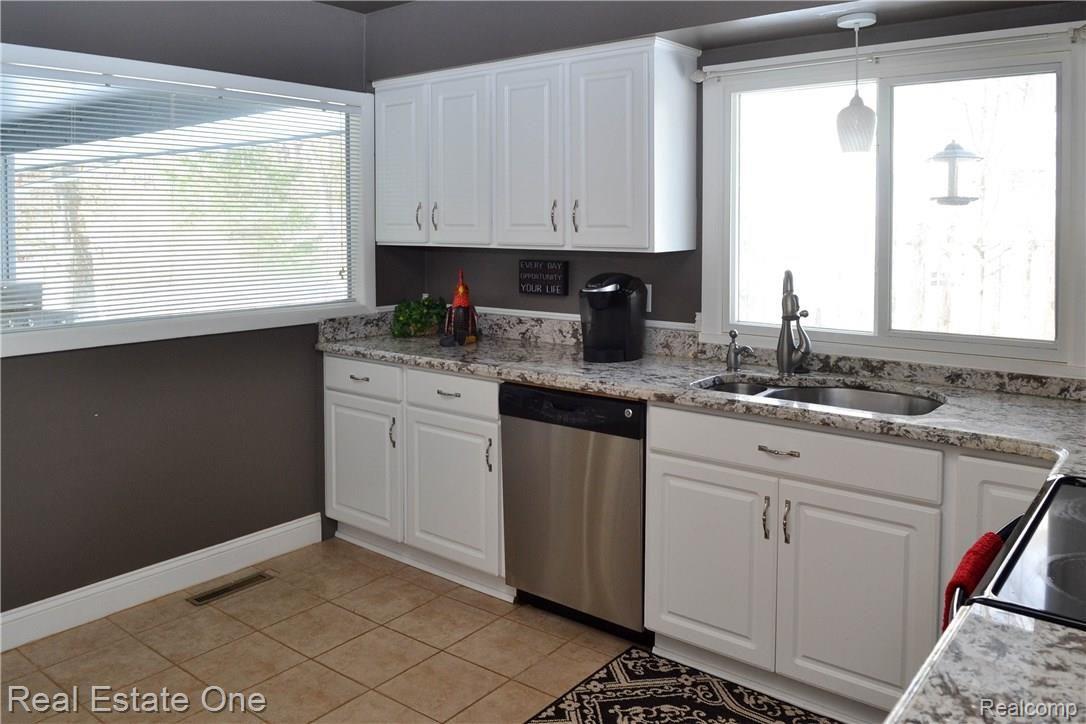 1379 Shenandoah Drive Rochester, MI 48306 - Photo 11 of 21 IMG_0041.JPG