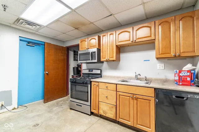 $1,500,000 | 1100 West Riverside Avenue, Muncie, IN 47303