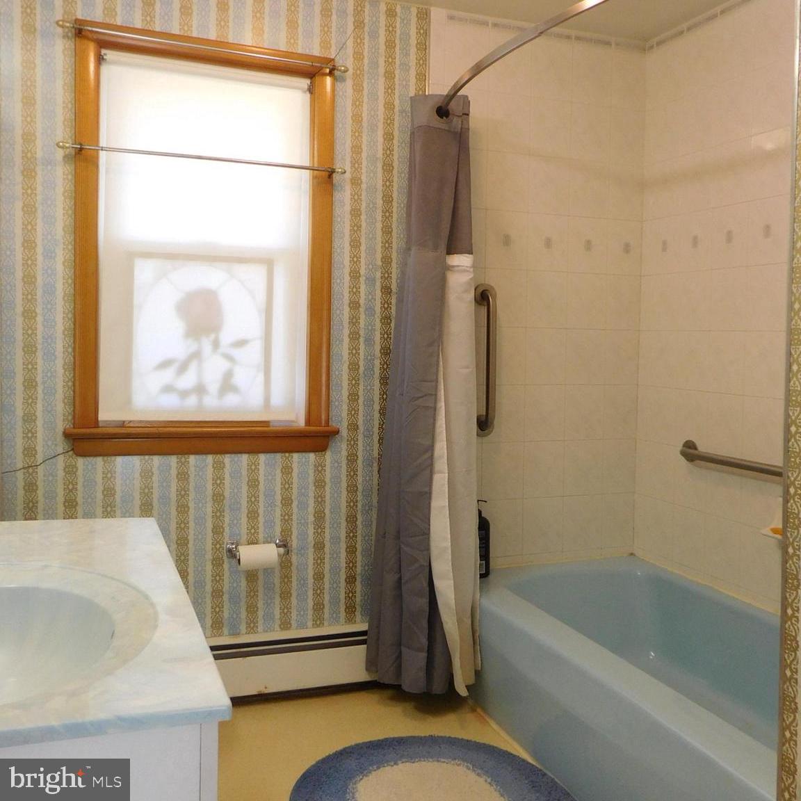 910 Hubbs Street Delran, NJ 08075 - Photo 29 of 33 Master bathroom