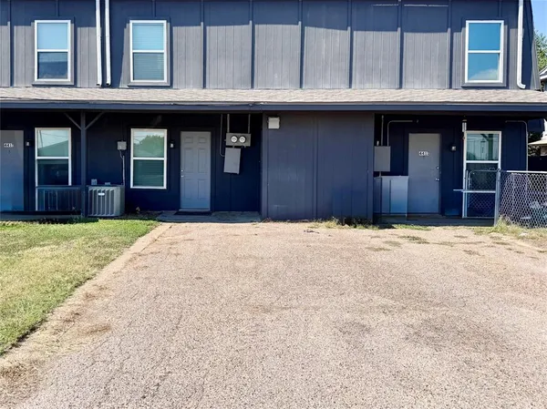 $1,375 | 441 Southwest Thomas Street, Unit B, Burleson, TX 76028