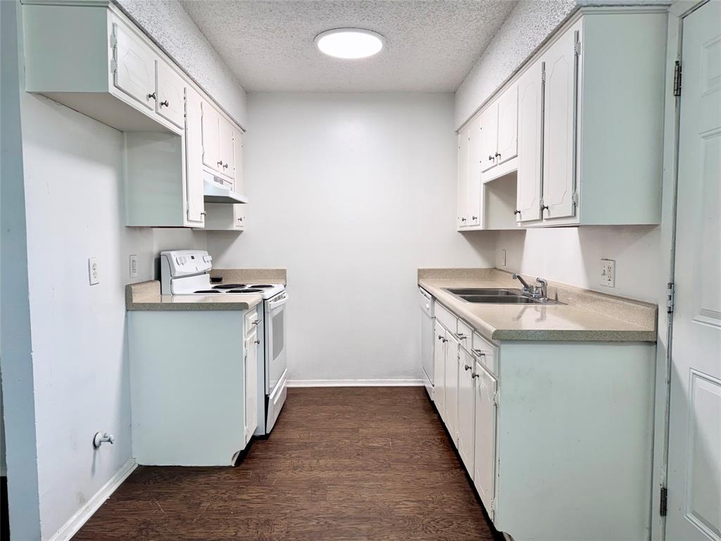 441 Southwest Thomas Street, Unit B Burleson, TX 76028 - Photo 5 of 20