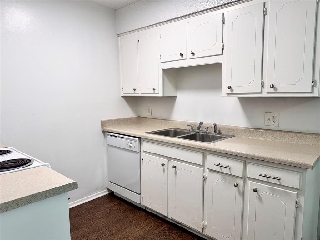 441 Southwest Thomas Street, Unit B Burleson, TX 76028 - Photo 7 of 20