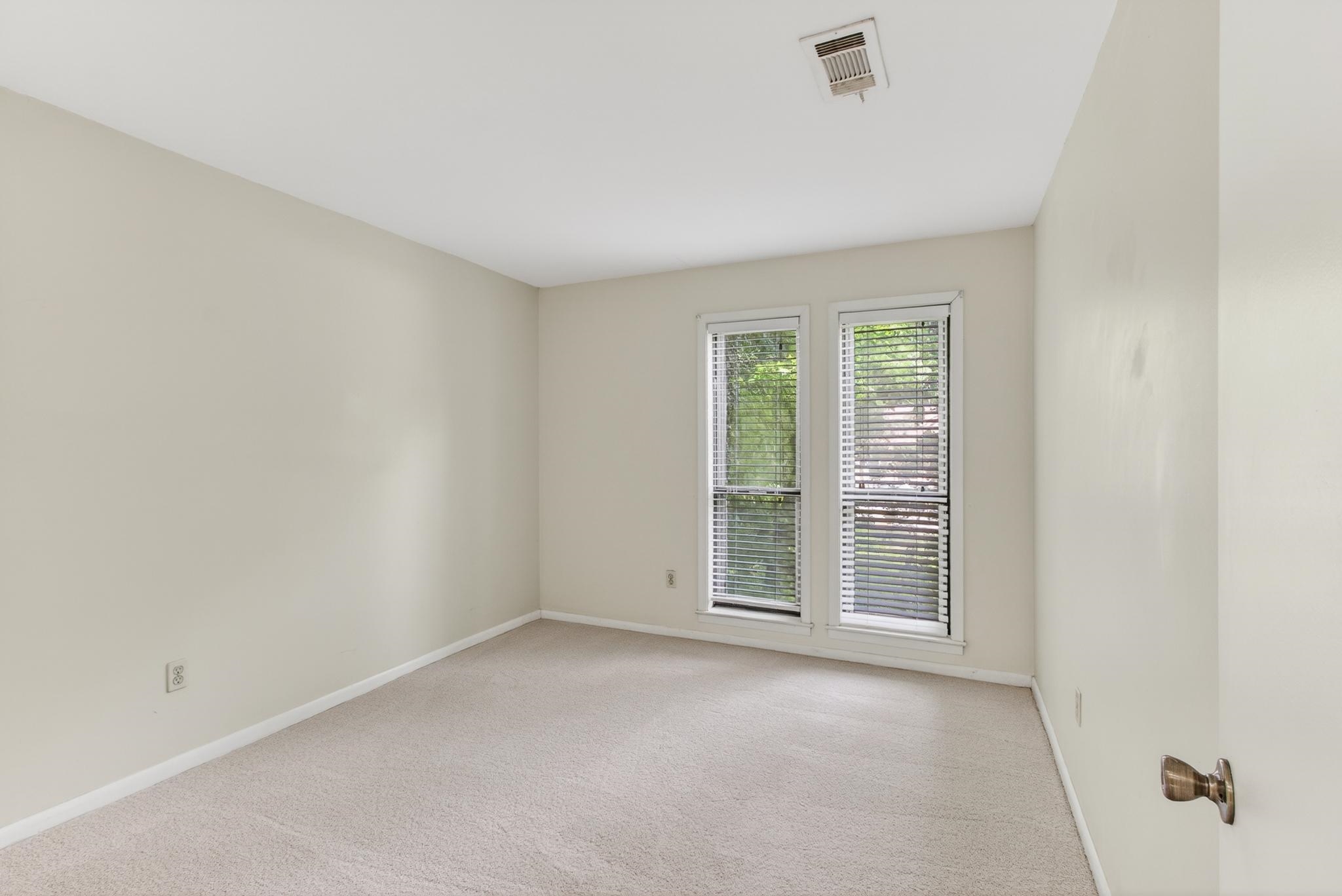 3121 Beechrun Drive Memphis, TN 38128 - Photo 31 of 40 The third bedroom features views of the north lawn and a walk-in closet!
