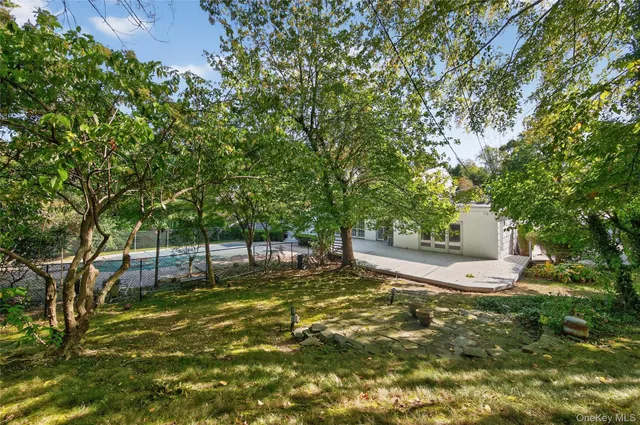 a view of a backyard