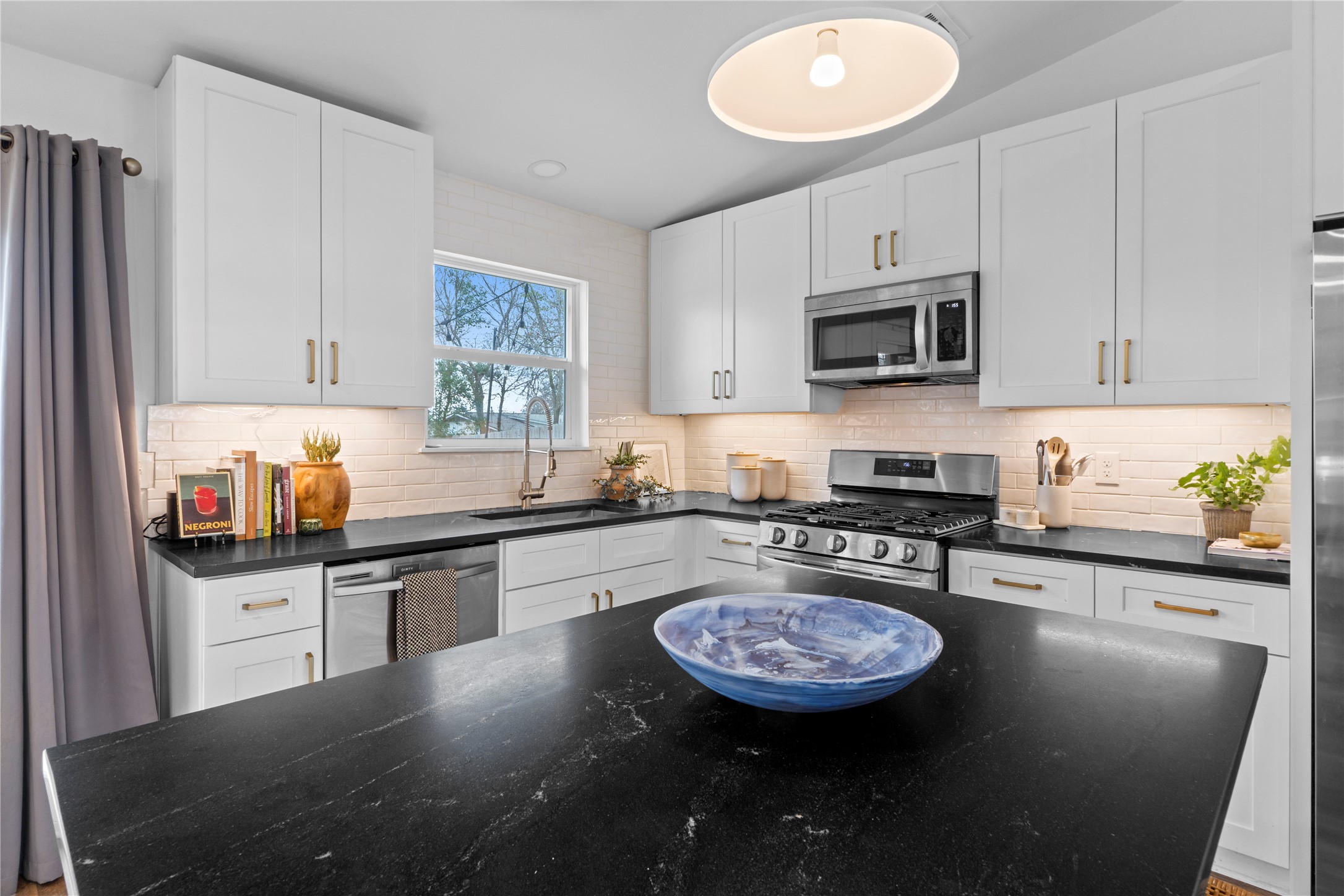 6809 Roanoke Drive Austin, TX 78723 - Photo 9 of 25