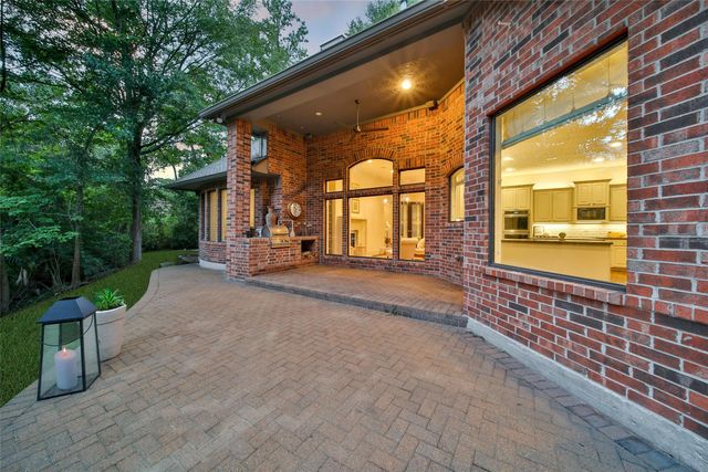 a view of a back yard