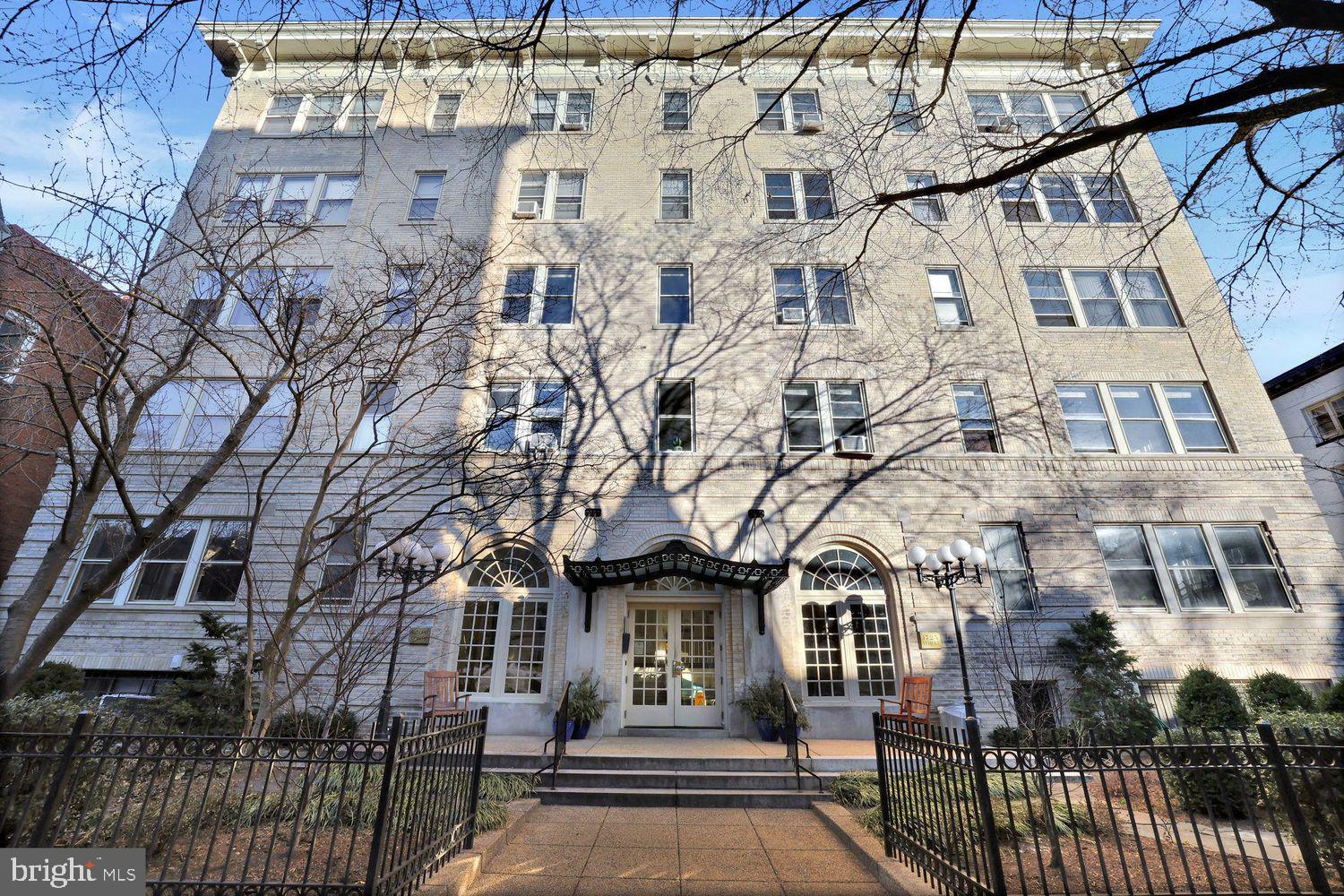1725 17th Street Northwest, Unit 503 Washington, DC 20009 - Photo 23 of 24 a view of a large building