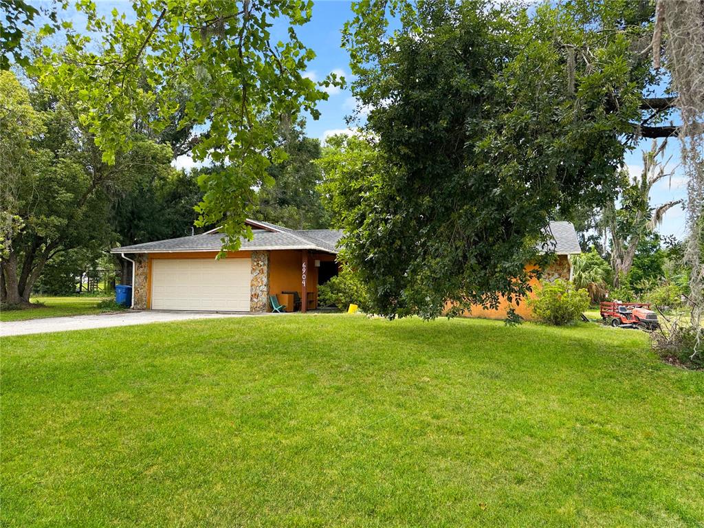 6904 Williams Road Seffner, FL 33584 - Photo 2 of 19