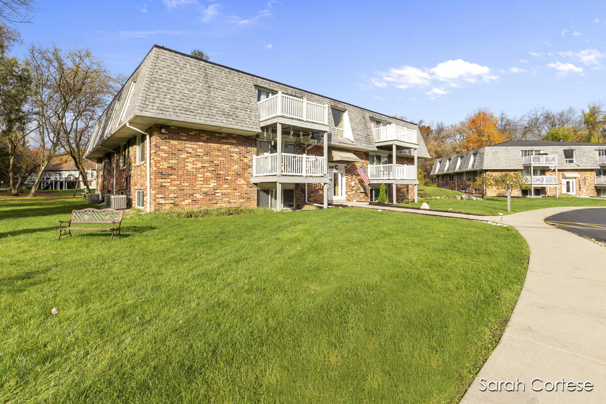 6714 Cascade Road Southeast, Unit 26 Grand Rapids, MI 49546 - Photo 1 of 22 IMG_1002