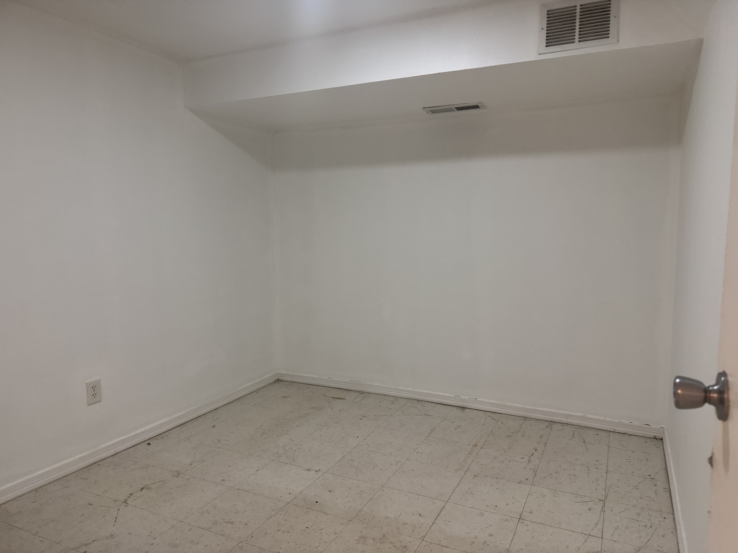 1634 West Morse Avenue, Unit C Chicago, IL 60626 - Photo 21 of 27 a view of an empty room