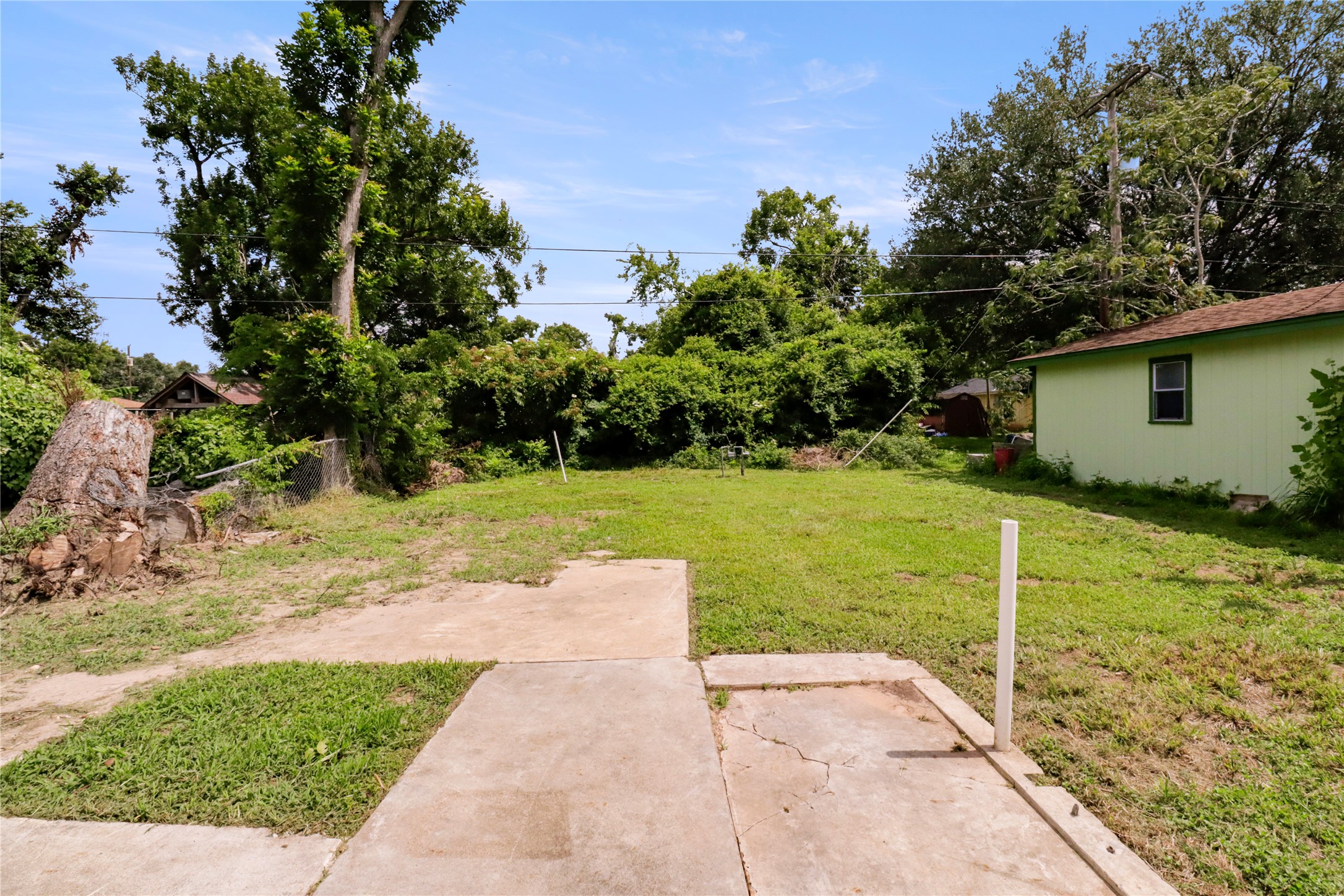 604 West Peach Street Angleton, TX 77515 - Photo 5 of 15 a view of backyard with green space