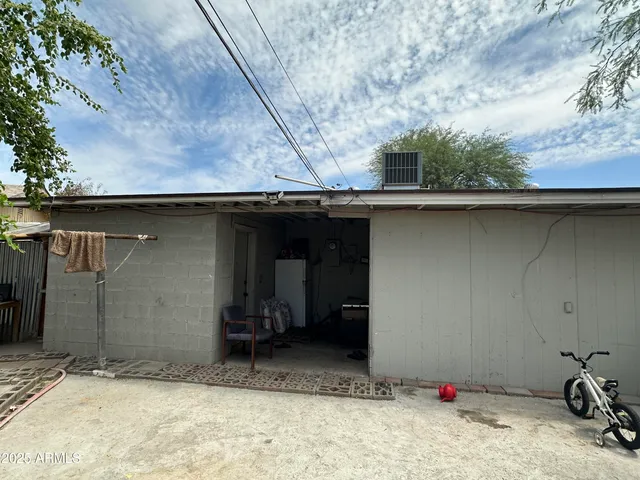 a view of the back yard of the house