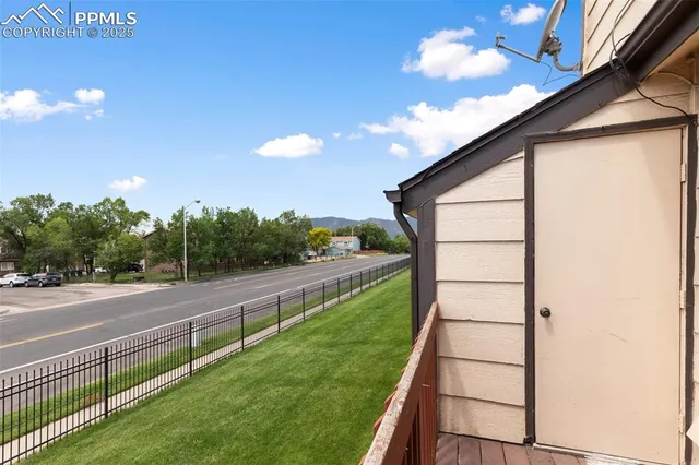 a view of a house with backyard