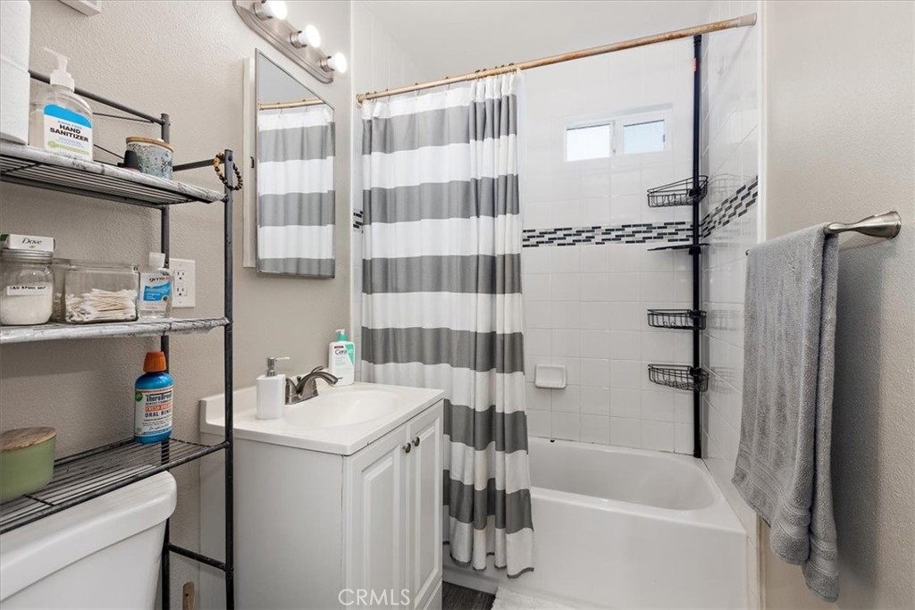 583 West Gray Street Colton, CA 92324 - Photo 17 of 22 a bathroom with a bathtub and shower