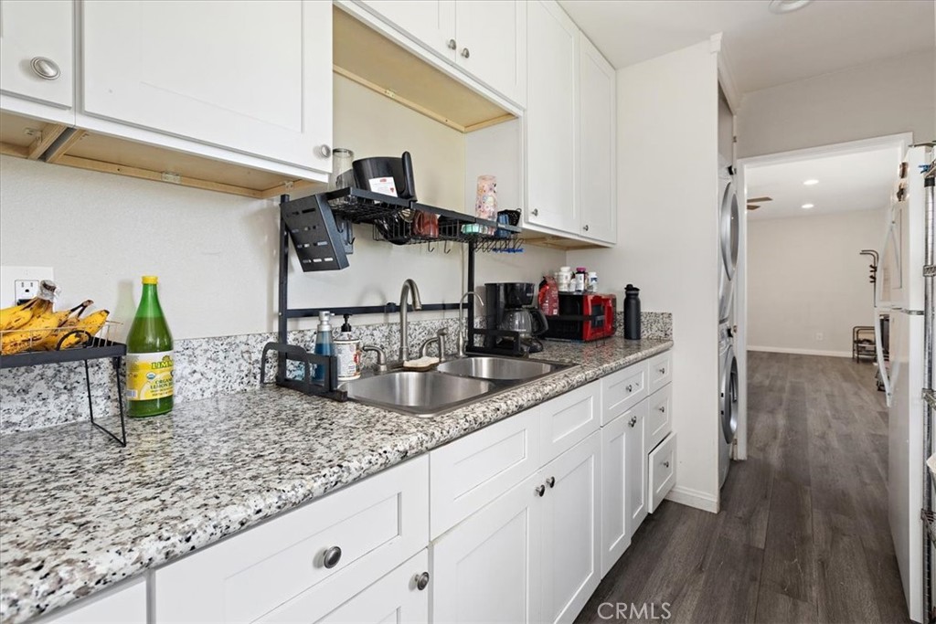 583 West Gray Street Colton, CA 92324 - Photo 10 of 22 a kitchen with cabinets and window