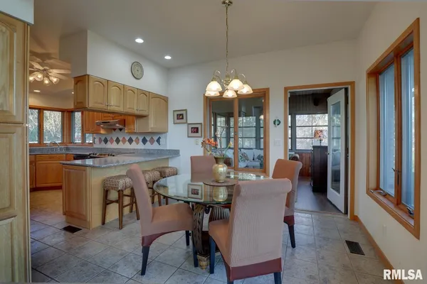 $641,750 | 4910 Hidden Cove Drive, Quincy, IL 62305