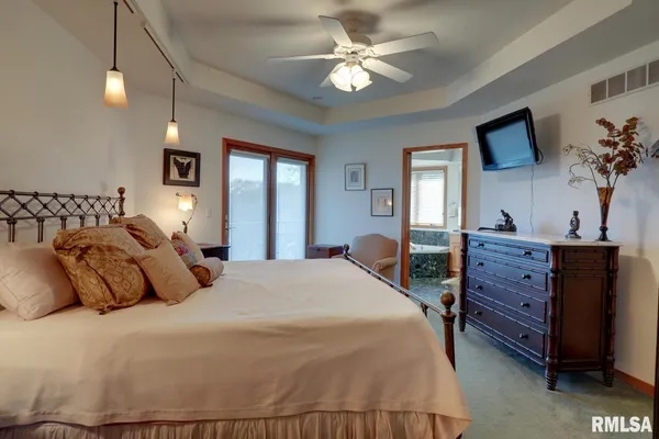 $641,750 | 4910 Hidden Cove Drive, Quincy, IL 62305
