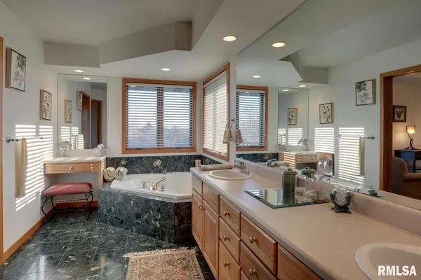 $641,750 | 4910 Hidden Cove Drive, Quincy, IL 62305