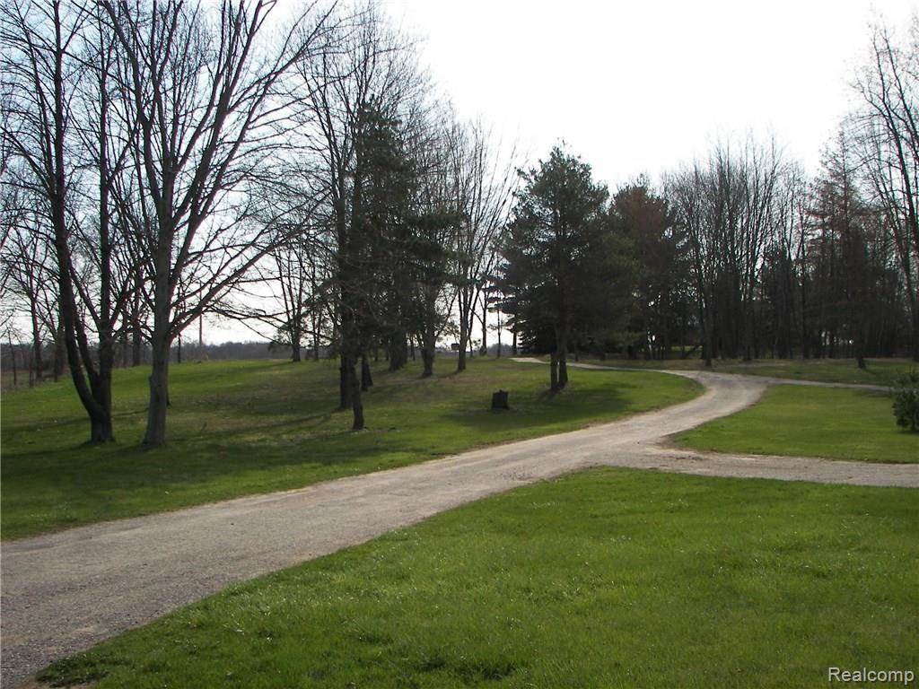 2756 Fisk Road Howell, MI 48843 - Photo 3 of 29 Beautiful front yard with circle driveway.