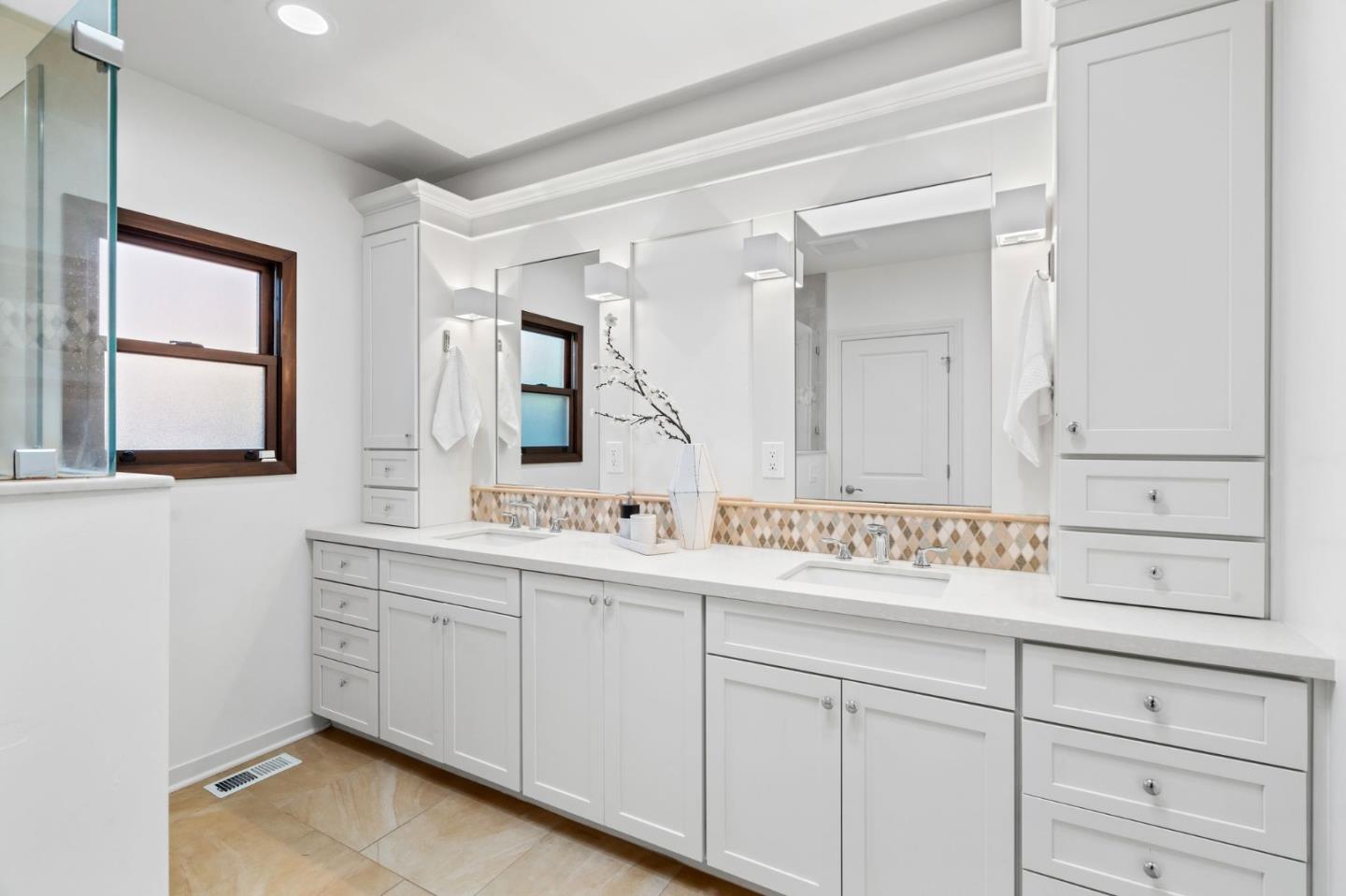 975 Riverside Drive San Jose, CA 95125 - Photo 19 of 46 a bathroom with a sink and a mirror