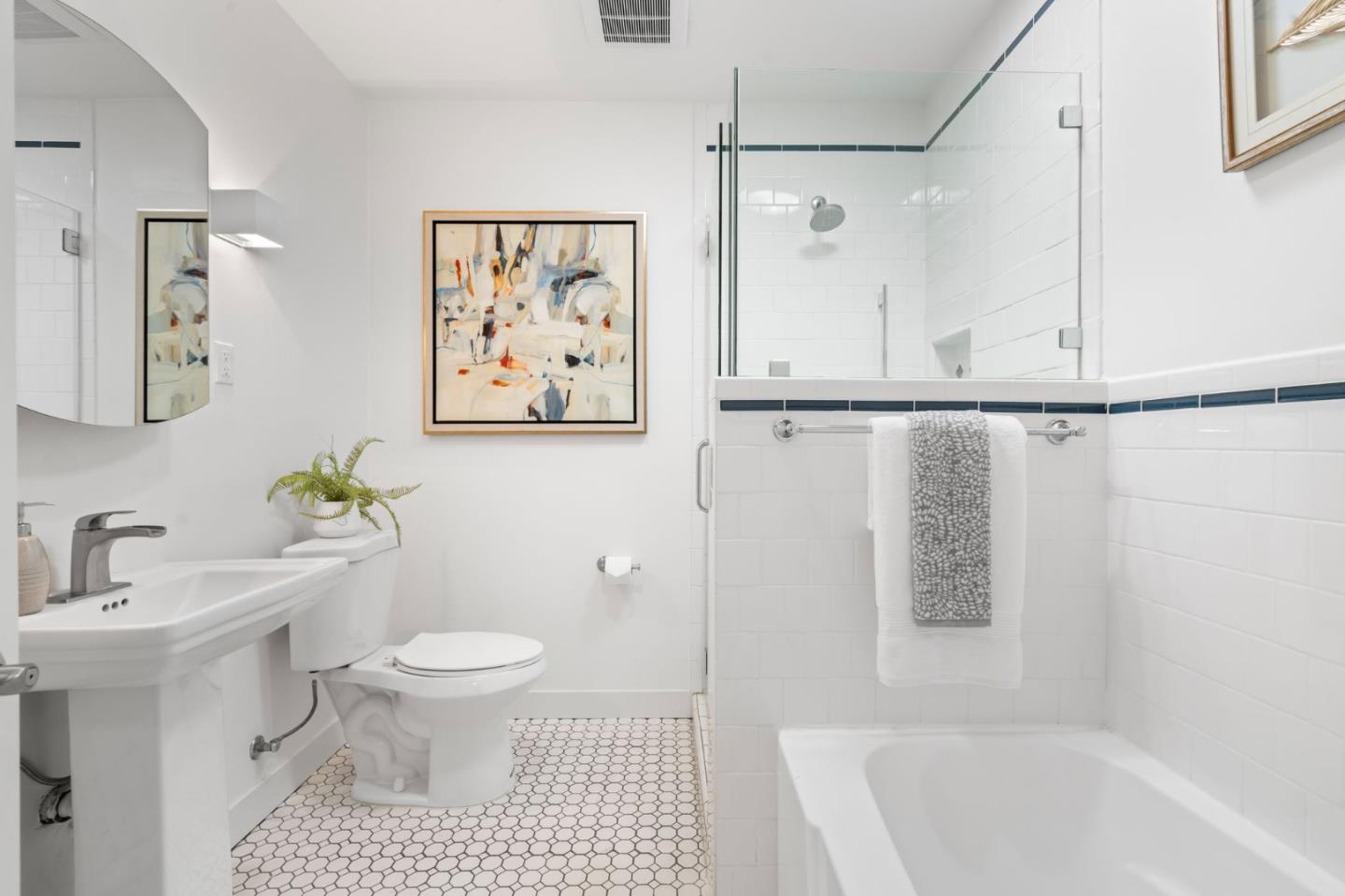 975 Riverside Drive San Jose, CA 95125 - Photo 26 of 46 a bathroom with a toilet a sink and a bathtub