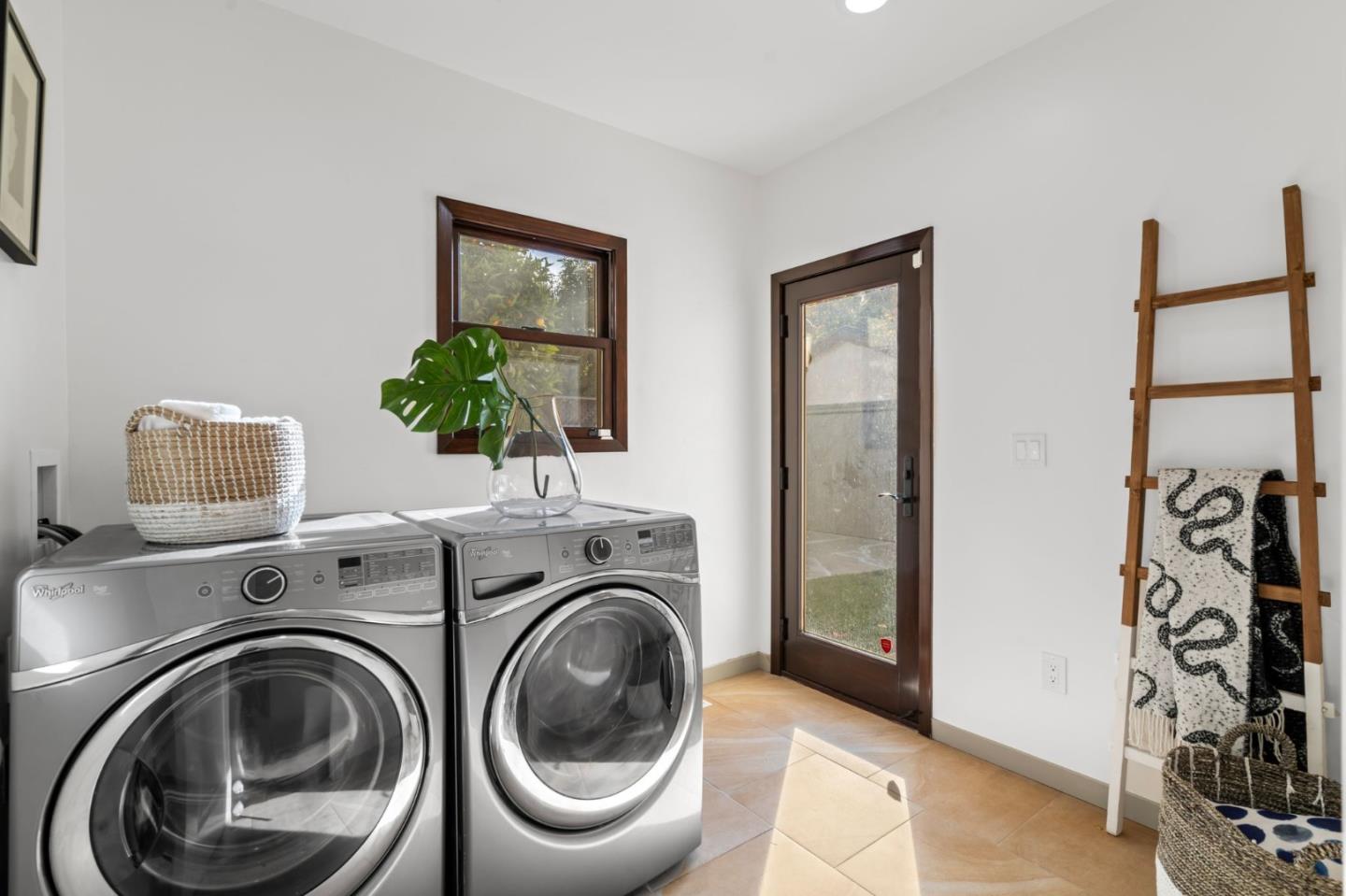 975 Riverside Drive San Jose, CA 95125 - Photo 29 of 46 a view of livingroom with washer and dryer