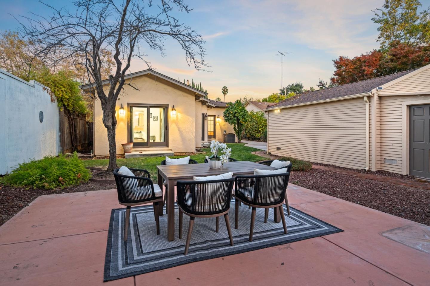 975 Riverside Drive San Jose, CA 95125 - Photo 31 of 46 a patio with table and chairs and potted plants