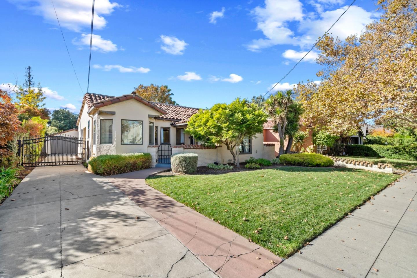 975 Riverside Drive San Jose, CA 95125 - Photo 35 of 46 a front view of a house with a garden