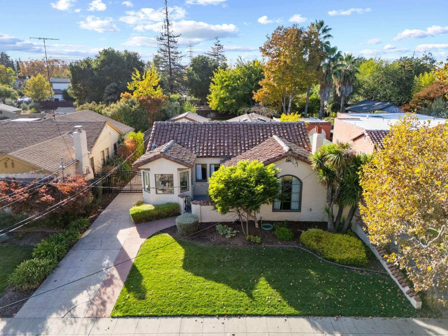 975 Riverside Drive San Jose, CA 95125 - Photo 36 of 46 a swimming pool with outdoor seating and yard