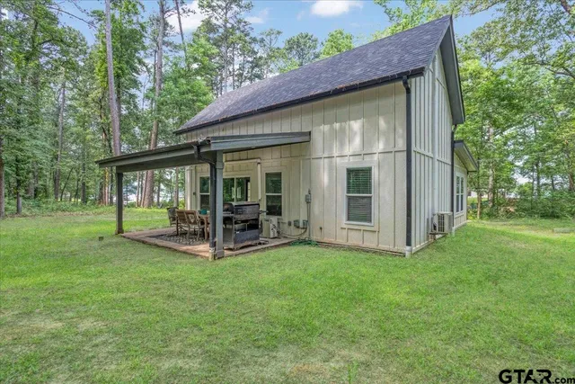 a view of a house with backyard porch and garden