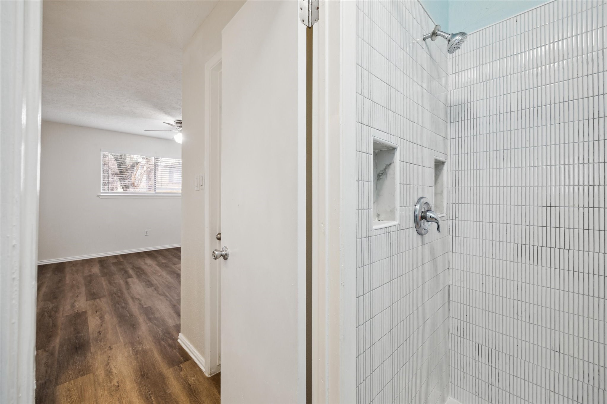 5815 Bridgegate Drive Spring, TX 77373 - Photo 11 of 17 a bathroom with a bathtub