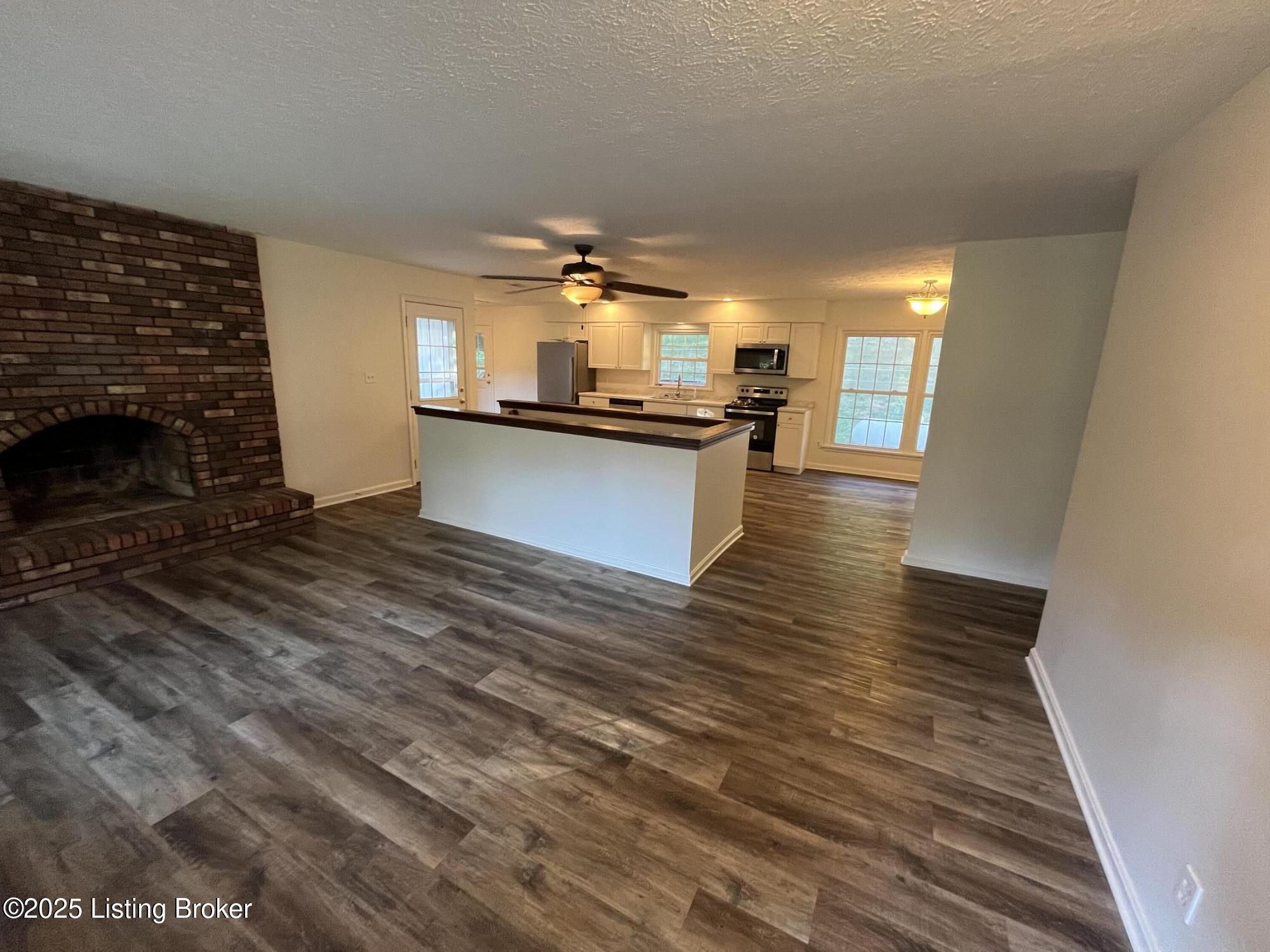 121 Rayhill Road Fairdale, KY 40118 - Photo 11 of 31 Living Room