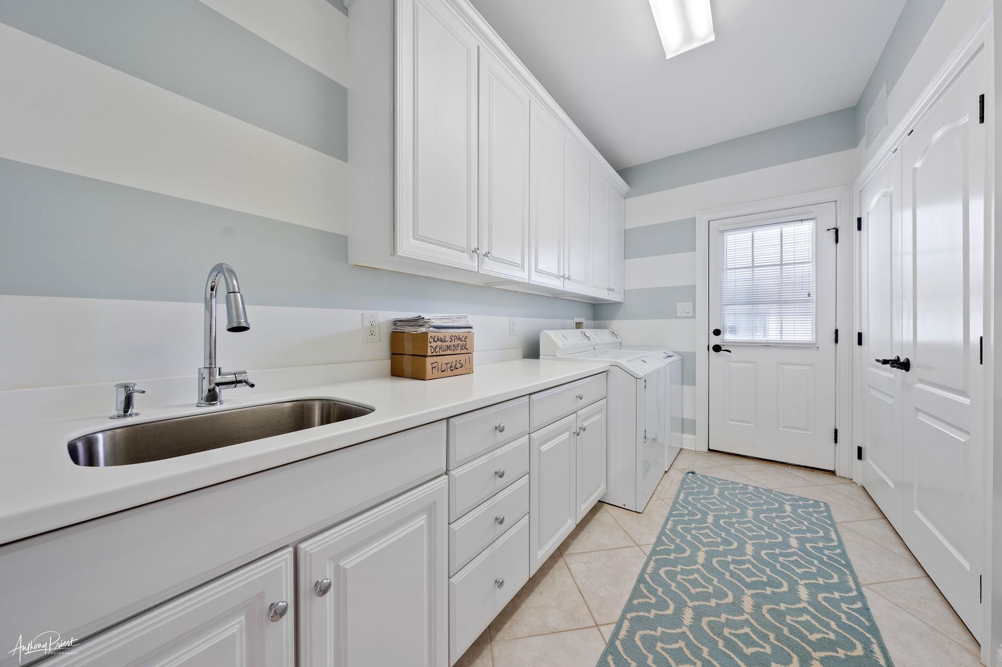 11 Heron Drive Avalon, NJ 08202 - Photo 8 of 29 a kitchen that has a sink and a stove