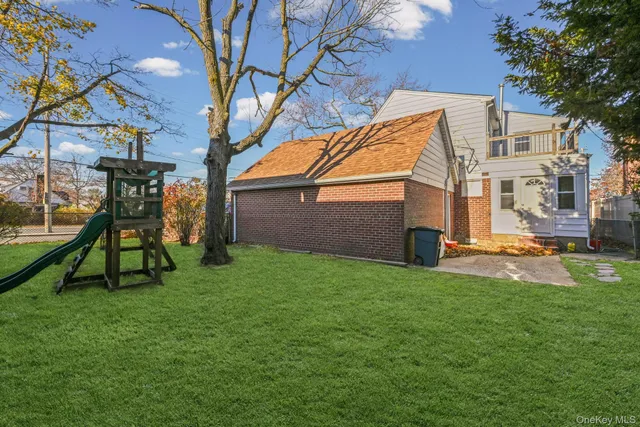 a view of a house with a backyard