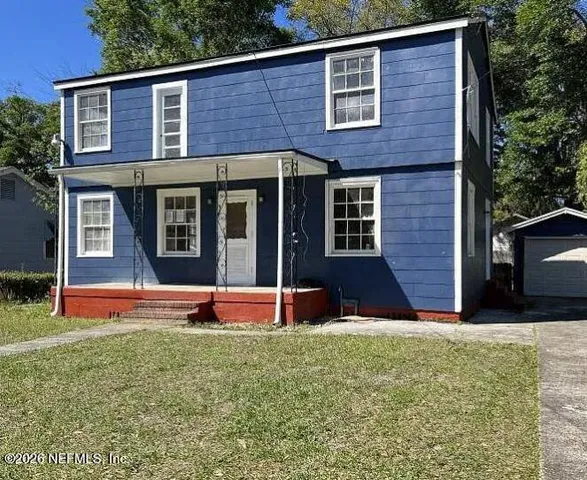 a front view of brick house with yard