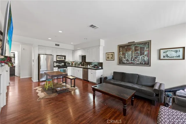 $1,199,000 | 374 Aviator Lane South, Tustin, CA 92782