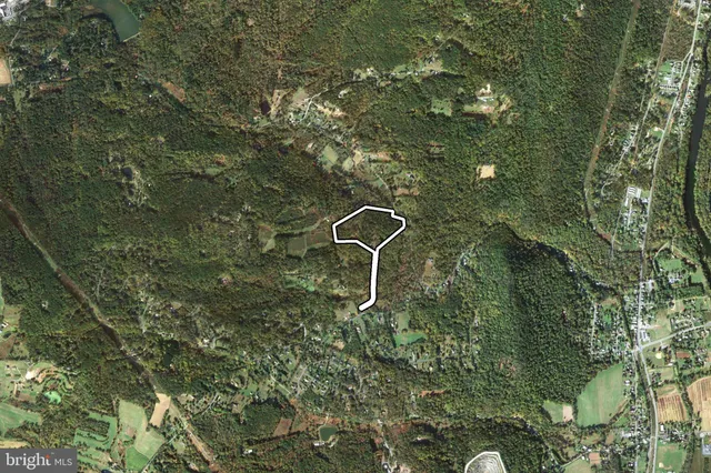 a picture of a lake view