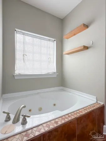 $3,400 | 2572 Gulf Breeze Avenue, Pensacola, FL 32507