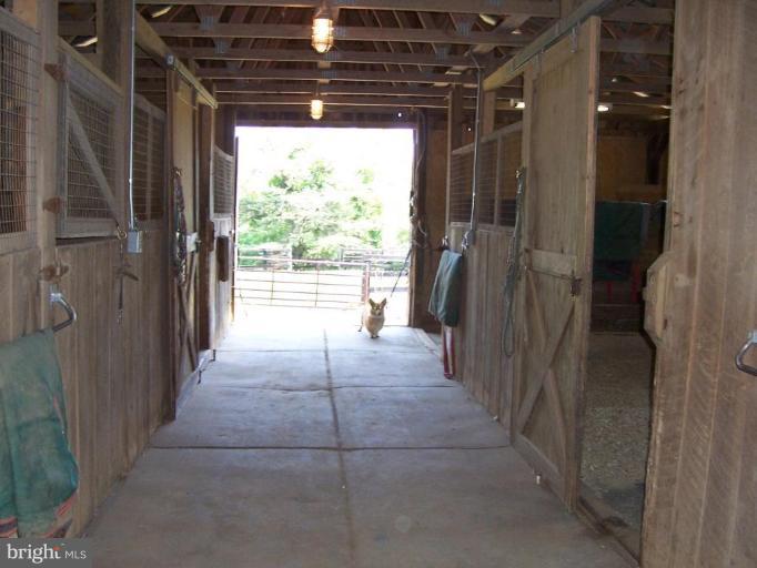 6062 Snow Mountain Road Broad Run, VA 20137 - Photo 11 of 28 Center Aisle