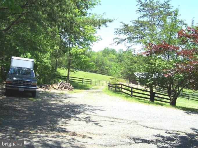 6062 Snow Mountain Road Broad Run, VA 20137 - Photo 16 of 28 Driveway