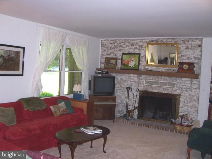 6062 Snow Mountain Road Broad Run, VA 20137 - Photo 8 of 28 Living Room view 1