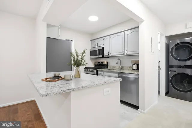 $394,888 | 5902 Cove Landing Road, Unit 202, Burke, VA 22015