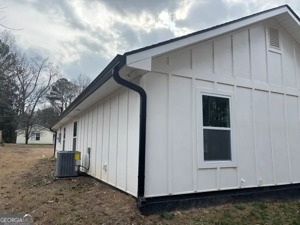 a view of a house with backyard