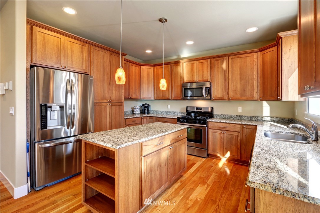 552 Monroe Avenue Northeast Renton, WA 98056 - Photo 3 of 25 Gallery Image 3