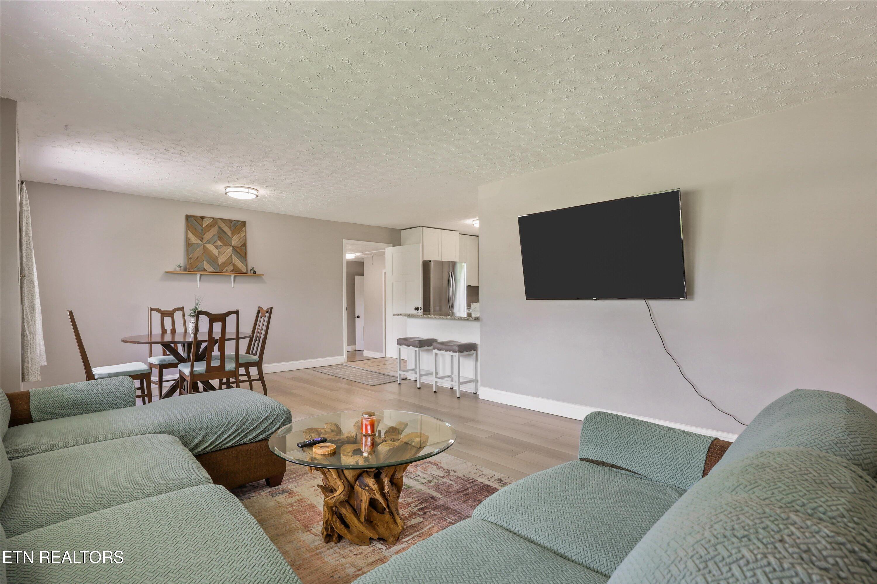 5604 Kentwood Road Knoxville, TN 37912 - Photo 8 of 34 Living Room